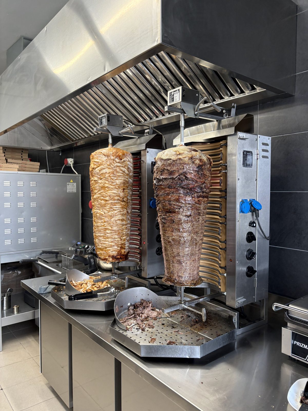 Zwei frische Kebap-Spieße am Grill in der Küche von Lenny's