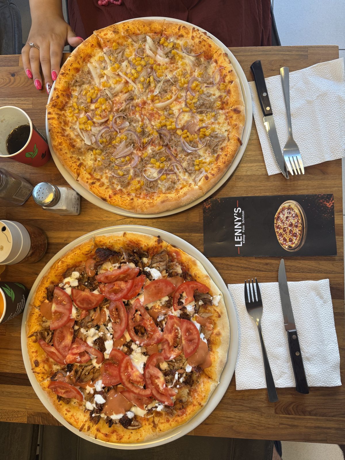 Zwei Steinofen-Pizzen mit Thunfisch-Mais und Kebap-Belag