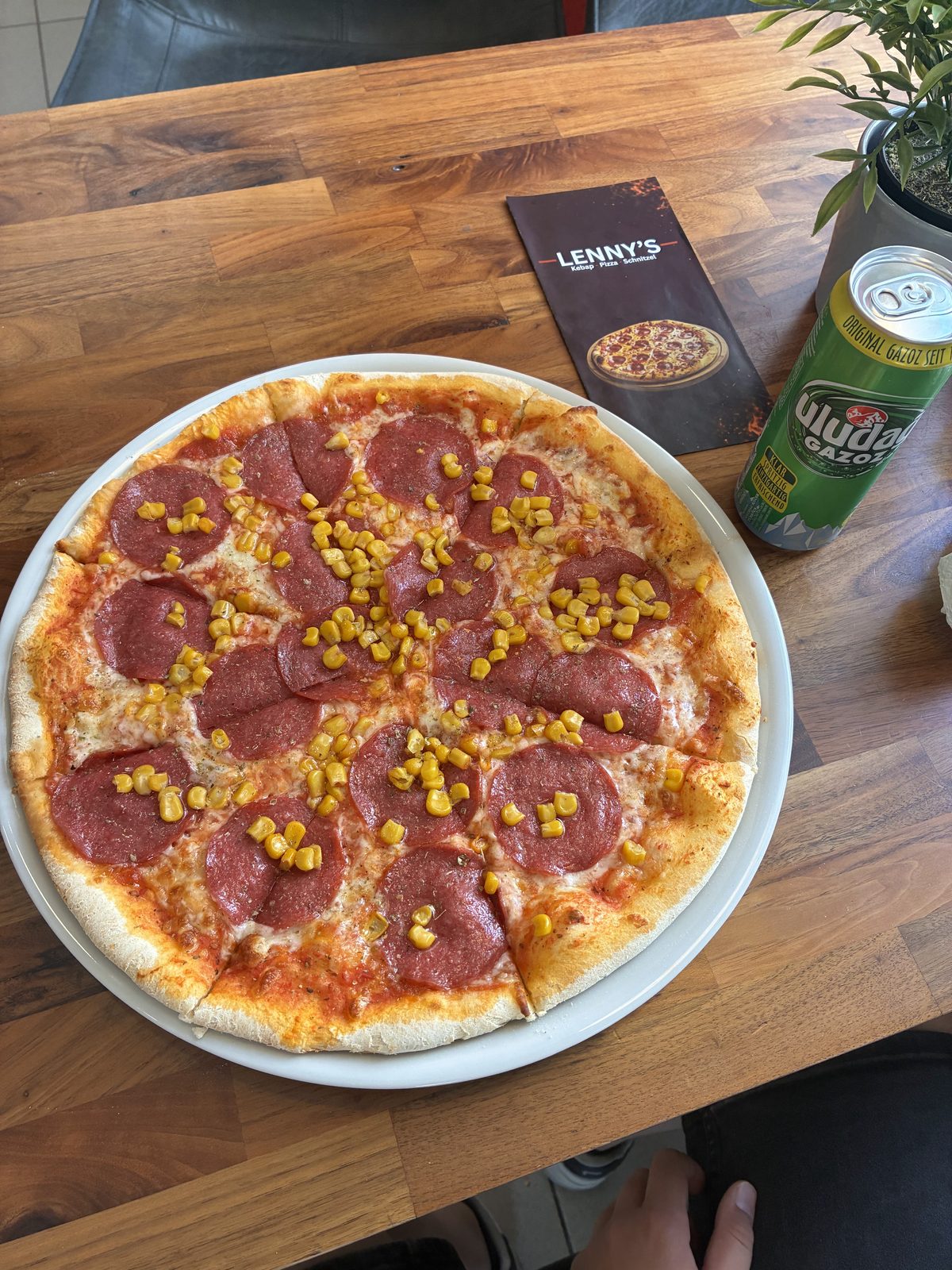 Salami-Pizza mit Mais und Ayran bei Lenny's