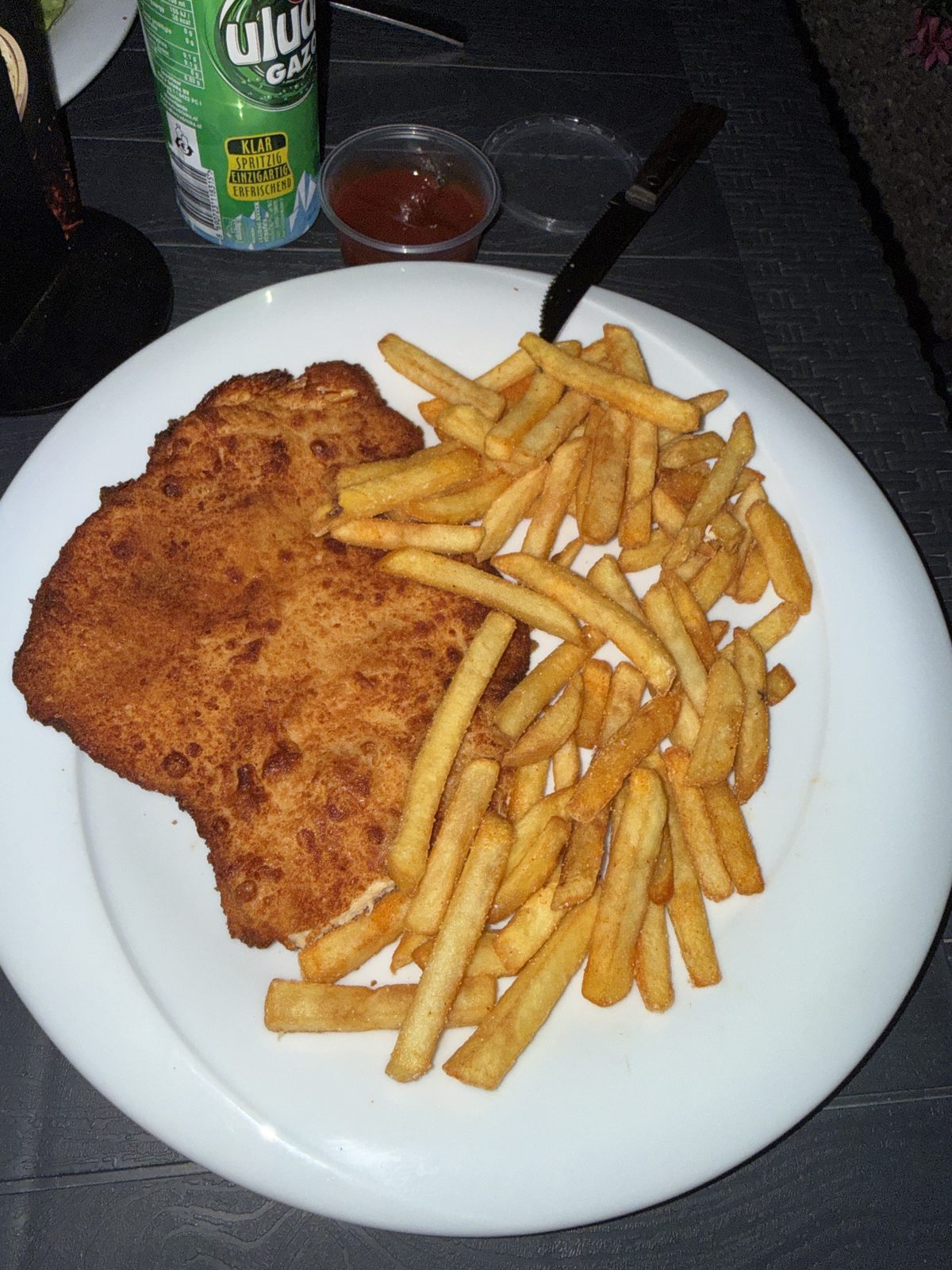 Knuspriges Hühnerschnitzel mit Pommes und Ketchup